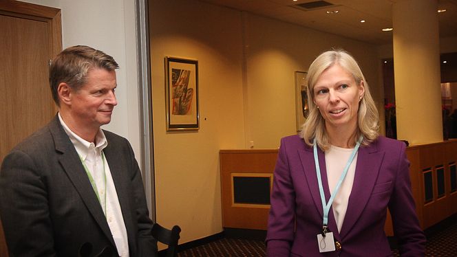 Eskportører: Bransjesjef Lars Gørvell-Dahll, Maritim bransje i Norsk Industri,  og konsernsjef Gunvor Ulstein i Ulstein Group. Gørvell-Dahll konstaterer at Ulstein lykkes godt på eksportmarkedet, både design og mutstyr.