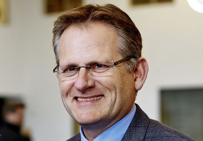 Morten Thorkildsen starter industrikarrièren med å legge kontorkabal i Rejlers Norge.