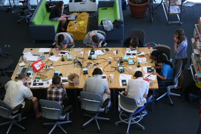 Forskere ved MIT Media Lab bygger mobiler under en DIY-workshop.