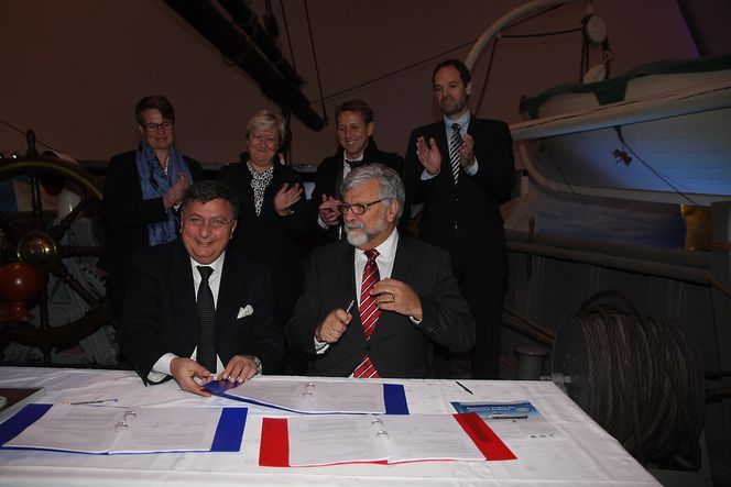 BAKPÅ FRAM: På akterdekket til Fram undertegnet konserndirektør Angelo Fusco fra Fincantieri og Havforskningsinstituttets administrerende direktør Tore Nepstad kontrakt på bygging av det topp moderne isgående forskningsskipet Kronprins Haakon. Bak: Miljøvernminister Tine Sundtoft, fiskeriminister Elisabeth Aspaker, Terje Aspen, fakultetsdirektør, UiT og Jan-Gunnar Winther, direktør, Norsk Polarinstitutt.