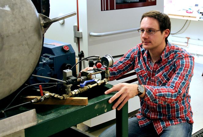 Seniorforsker Ulrich Hundhausen ved Treteknisk leder arbeidet med å finne miljøvennlige erstatninger til kreosotimpregnering. Her ved en impregneringstank på laboratoriet til Treteknisk.