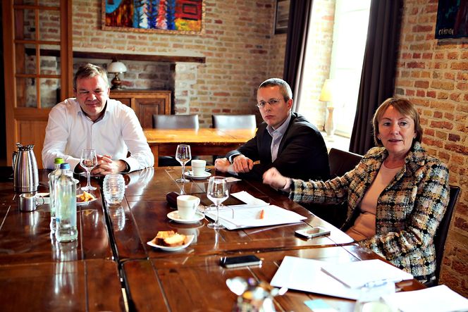 Oppdatert: Giek følger prosjektene de garanterer for nøye. Her blir Giek-direktør Wence Nistad orientert om den siste utviklingen i Northwind-prosjektet, av administrerende direktør Wim Biesemans og utviklingssjef Ralf Bauer i Parkwind.