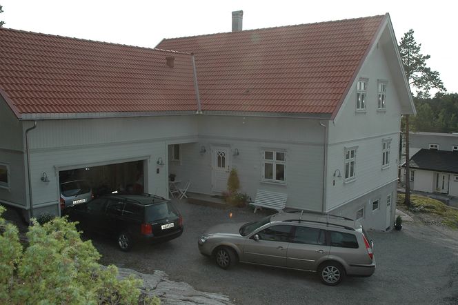 Denne eneboligen ble solgt med omfattende muggsoppvekst. Det ble også avdekket store bygningstekniske feil og mangler ved det forholdsvis nye huset. Salget endte i retten og kjøper vant. Med den nye boligsalgsrapporten skal slike historier lettere bli unngått.