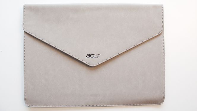 Bærevesken til Acer er lekker og lukter av nytt skinn.