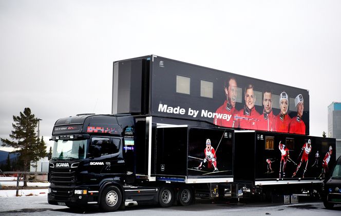 Smørebussen ruver på parkeringsplassen ved skistadion på Beitostølen.