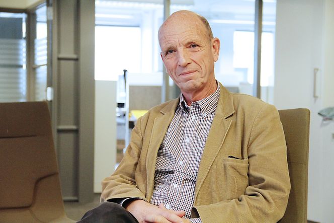 Tormod Dyken lager veileder i trebrubygging for Statens Vegvesen. Han venter økt bruk av tre som konstruksjonsmateriale i norske bruer.