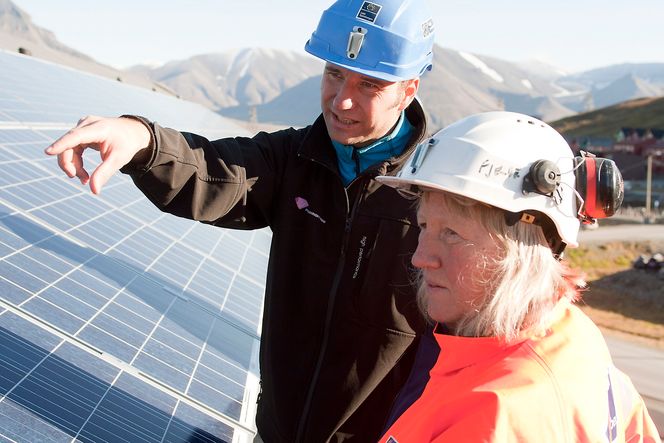 Svalbard skiller seg fra fastlandet ved at kraftforsyninga i dag baserer seg på fossilt brensel, forteller daglig leder Espen Johannessen i Solbes. Her med Ann Pedersen fra entreprenør LNS Spitsbergen