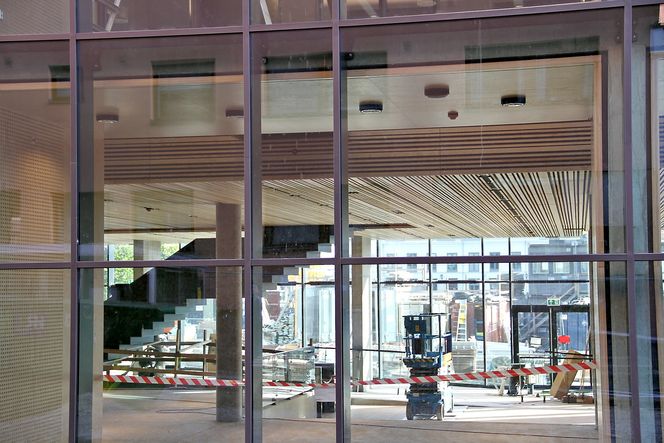 FRITTHENGENDE: Fotoet viser biblioteketasjen som henger fritt, og en av trappene som, til tross for at de veier seks tonn, er ført opp uten understøtte.