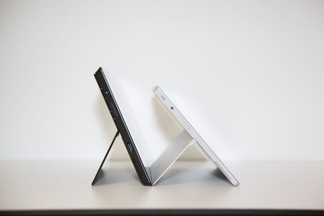 Tilbakelent: Noe av det vi likte best med de nye Surface-modellene var at innovative kickstand nå kan parkeres i to stillinger. Det gjør nettbrettene mer praktiske.