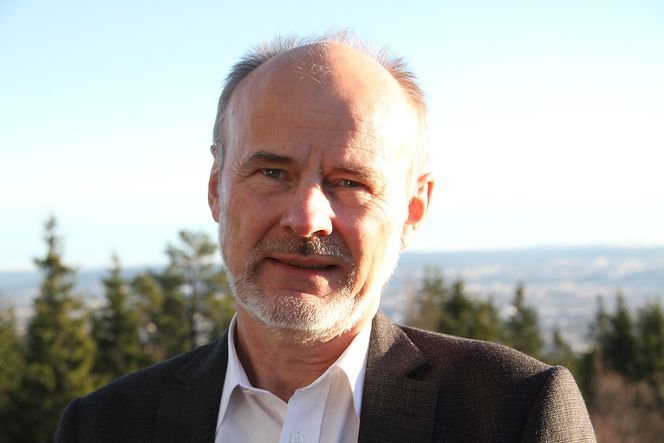 Øystein Løset mener det er fare for at en renovert Høyblokk blir et sekunda bygg. Han etterlyser åpne beregninger av børekonstruksjonene i forhold til dagens krav.