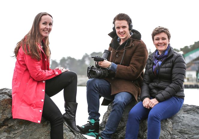 For å rekruttere flere til Sunnhordland har det blant annet blitt laget en film om regionen. Her er prosjektleder Anne Synnøve Lønn(f.v), regissør Simeon Frohm og Anne Birgitte Stenberg som har produsert filmen.