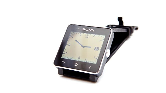 Sony Smartwatch 2 har en skjerm som alltid kan vise klokka, takket være at den er såkalt transreflektiv.