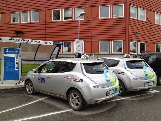 Gjennom testing av Nissan Leaf, fant Trøndertaxi ut i samarbeid med Sintef at strekninger med høy fart og motbakker var mindre lønnsomme for denne biltypen.