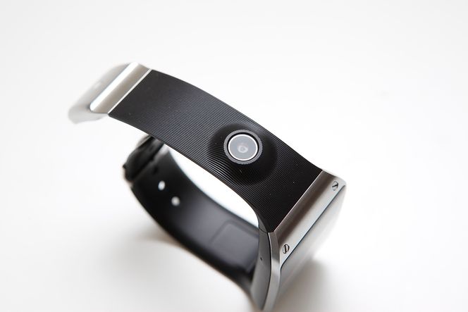 Samsung-klokka har et kamera på remmen.