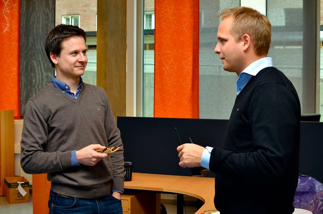 Håper på gjennombrudd: Frank Alexander Kraemer (t.v.) har funnet opp et verktøy som kan gjøre hverdagen til Java-programmerere enklere. Programmeringsverktøyet (innfelt) kombinerer grafikk og kode slik at man kan lage programvare som blir robust og fleksibelt. Her sammen med daglig leder i Bitreactive Jone S. Rasmussen.