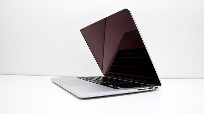 Apple har barbert vekk 50 gram og 0,1 cm fra 13-tommeren. Ikke spesielt merkbart i praksis, men et lite steg på veien.