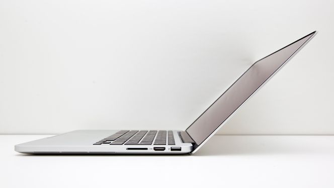 Skjermhengselen er middels fleksibel.