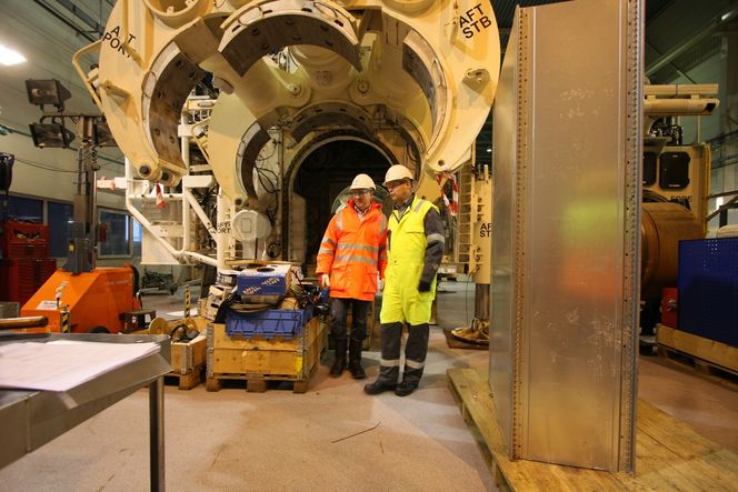 Reparatører: Statoils PRS-leder Jan Olav Berge og Bjørn Bakkevik inspiserer utstyr som skal brukes dersom en rørledning på sokkelen blir ødelagt.