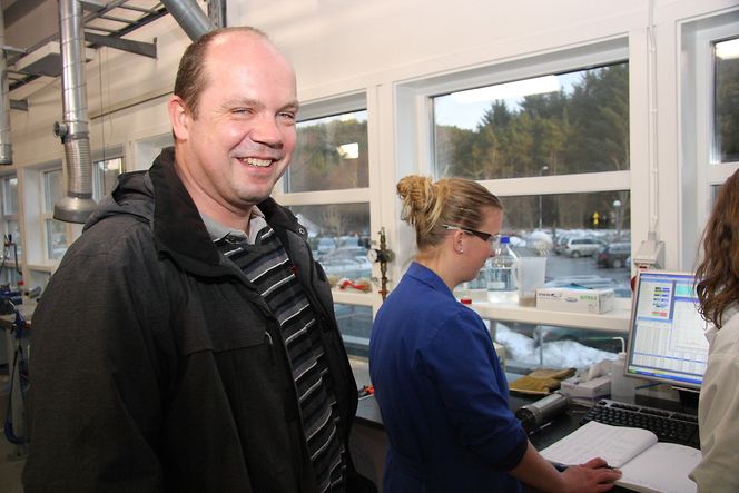 Asle Ravnås i GOE IP er hjernen bak bakterien som ser ut til å kunne gi en økt utvinning for oljefelt i halefasen.