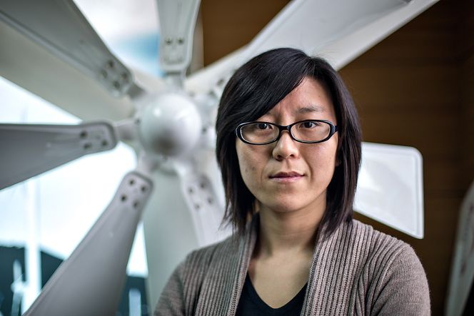 Penger i kassa: Ji Ji Yán er an av et tjuetalls ansatte i den kinesiske vindkraftforeningen. Hun sier det er lønnsomt å bygge vindkraftverk i Kina.