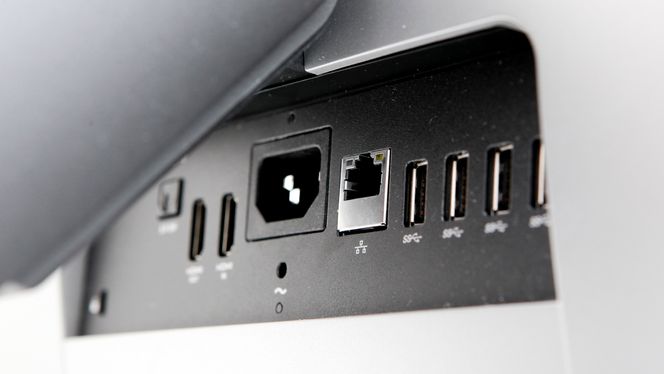 Tilkoblingene er skjult bak foten. Legg merke til at du plugger strømkabelen rett i maskinen: Ingen stygg ekstern strømforsyning her.