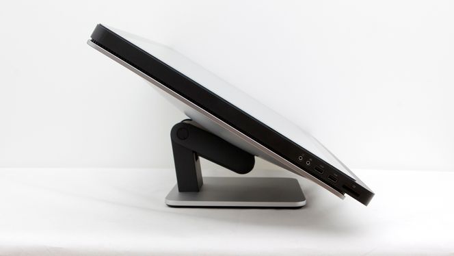 Skjermen kan justeres veldig langt ned, slik at den blir mer praktisk å bruke i touchmodus.