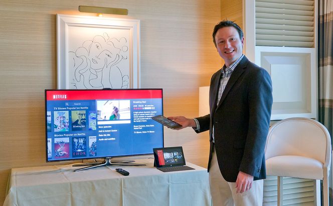 To skjermer: Pressesjef i Netflix, Joris Evers, viser hvor enkelt man kan søke i innholdet med en mobiltelefon.