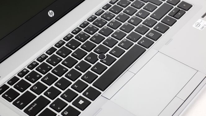 Tastaturet er godt, synes vi. Legg også merke til styrepinnen midt på tastaturet.