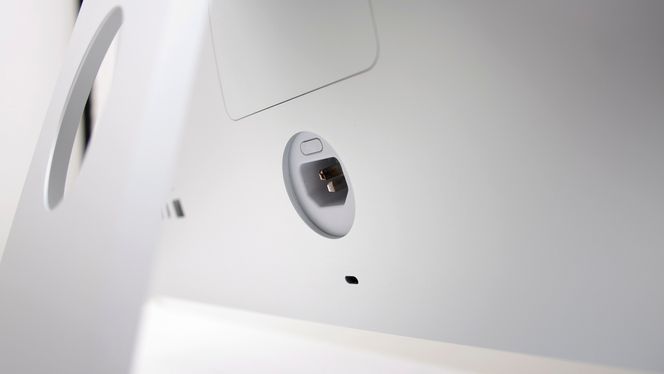 Integrert strømforsyning holder kabelrotet på et minimum.