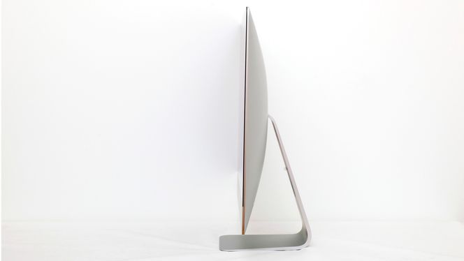 iMac okkuperer ikke veldig stor plass på skrivebordet, tross den smått gigantiske skjermen.