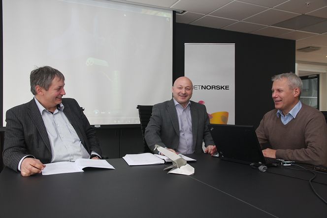Muntert: Samarbeid mellom oljeselskapet Det norske og utstyrsleverandøren Viking Seatech ga løsningen på et problem. Fra venstre: Teknologirådgiver Arils Saasen og boresjef Bjørn Thore Ribesen (Det norske) og Steinar Ekrem, seksjonsleder fibertau i Viking Seatech. Foto: Tore Stensvold