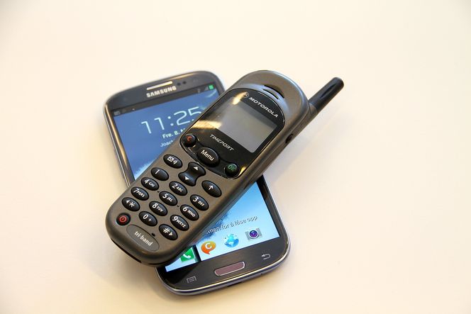 Bedre før: Den dårlige innendørsdekningen blir enda verre av moderne smarttelefoner. Eldre telefoner med utenpåliggende antenne hadde langt bedre mottak enn moderne telefoner har.