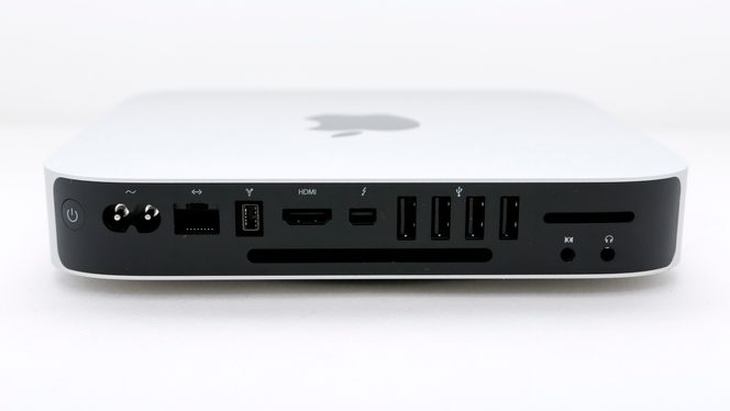 Baksiden har et godt utvalg av porter.