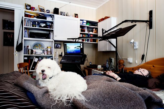 - Udemokratisk: - Index. Scroll down. Who is online? Mosken Bergh (57) betjener den engelske delen av sitt nettforum for folk med kroniske smerter ved hjelp av talen. - Mange norske uføre ønsker å delta i helsedebatten, men klarer det ikke, sier Bergh. Vakthunden Teddy viker sjelfen fra Berghs side hjemme i huset i Lommedalen.