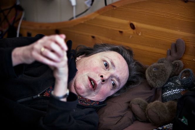 Ond sirkel: - I sju år lå jeg på magen og arbeidet. Så sviktet nakken på grunn av belastningen, og jeg måtte ligge på ryggen med tastaturet på fanget. Etter en stund ble armene betent, og nå er jeg fullstendig avhengig av