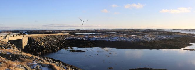 Visualisering av den planlagte offshore testturbinen på Smøla, sett fra Veiholmen mot Hopen. Denne eksempelturbinen har navhøyde på 120 meter og en rotordiameter på 160 meter, men Statkraft har konsesjonssøkt for en større turbin. Fotomontasje: Multiconsult