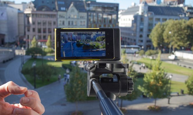 Nesten proft: Utstyrt med en egen fotokappe er det mulig å montere nye Nokia Lumia 1020 på stativ som attpå til har egen fotoknapp og ekstra batterikapasitet. Stativmontering er selvfølgelig bra, men telefonen har også optisk stabilisering som reduserer virkningen av litt ustødige hender.