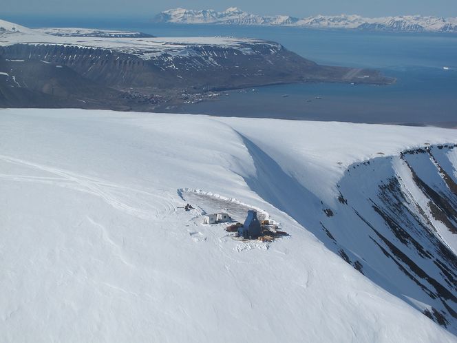 TESTSTED: Boreplassen på fjellet Bassen, som er en del av Operafjellet. Her har Store Norske tatt kullprøver. I bakgrunnen ser man Longyearbyen. Foto: Malte Jochmann, SNSG