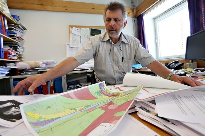 Arealknapphet: Plan- og beredskapssjef Ola Næprud viser frem flom- og skredkartene som forteller at Sel kommune har få trygge områder å bygge nye boliger. Et puslespill, fastslår han.