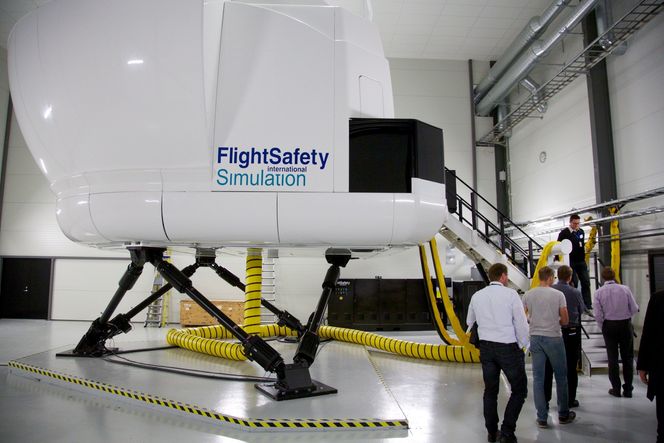 Det er bygget en ny hangar ved nordenden av rullebanen på Sola lufthavn for å huse den nye S-92 fullflygingssimulatoren. Bilde: Eirik Helland Urke