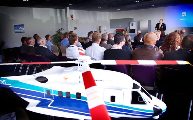 Det nye treningssenteret på Sola hadde offisiell åpning mandag ettermiddag. I forgrunnen en modell av helikopteret det trenes på; Sikorsky S-92 som har fløyet i Norge siden 2005. Bilde: Eirik Helland Urke