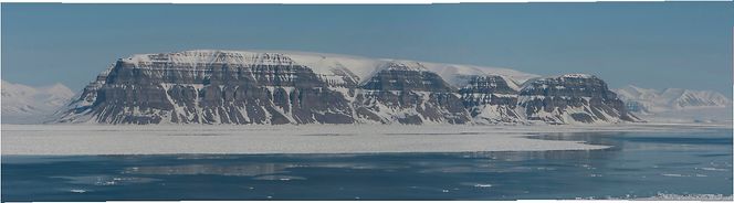 Øvre halvpart av fjellet Tempelet på Svalbard består av en veksling mellom silifiserte- og karbonatbergarter avsatt i klima som ved New Zealand i dag. Avsetningstypene vil kunne avgjøre produktiviteten i et reservoar. Sannsynligvis er Gohta-funnet gjort i tilsvarende bergarter, ifølge Snorre Olaussen. Foto: Snorre Olaussen