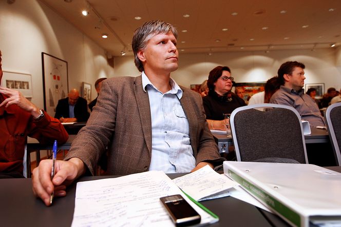 Ola Elvestuen, nestleder i Venstre og byråd for miljø og samferdsel i Oslo, åpner for å kreve bruk av grønne tak for å håndtere overvann i Oslo.