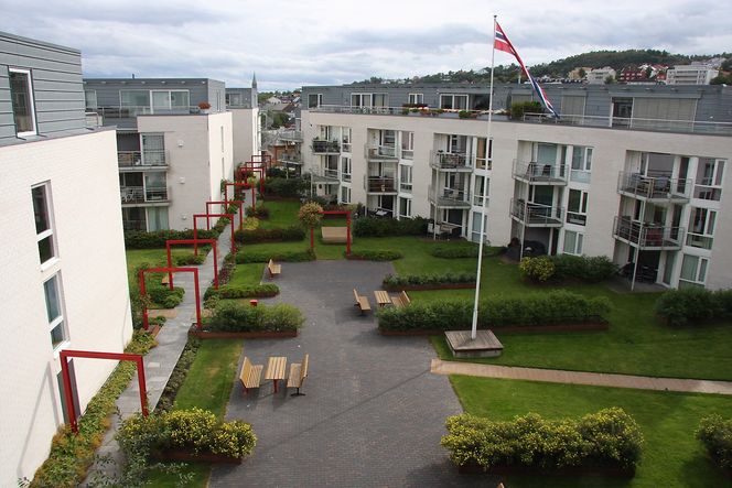 På dette byggkomplekset i Trondheim er det valgt et intensivt grønt tak som fungerer som en hage for beboerne. Under er det et kjøpesenter, der få vet at det ligger en hage på toppen av taket.