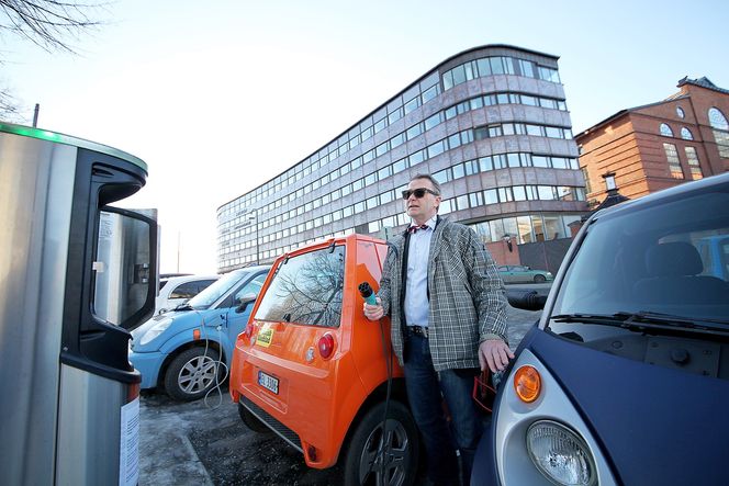 Bakvendt: Det er dumt å bygge nye ladestasjoner som tilpasses gamle elbiler i stedet for å tilpasse elbilene en mer moderne ladeinfrastruktur, mener EVU-sjef Rune Haaland. Han demonstrerer hvordan TUs oransje Buddy og de to generasjonene Think ved siden av kan benytte type 2 mode 3-lader med en overgang. ALLE fOTO: Per Erlien Dalløkken