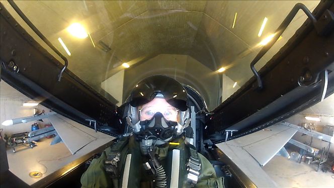 Vi puster rent oksygen mens vi takser ut av flyhangaren og ut på flystripa på Ørlandet. Etter grønt lys fra kontrolltårnet setter jagerflyet momentant høy hastighet, og med etterbrenner og et godt trykk i ryggen tar vi av.