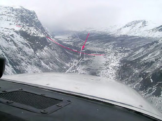 Kabelbanen og antatt treffpunkt avmerket på et bilde tatt mot nord fra en høyde på cirka 1 500 fot. Bildet er tatt dagen etter at kollisjonen skjedde.