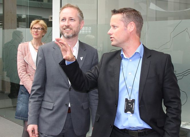 SIGNAL: Geodatasjef Geir Hansen (t.h.) måtte nøye seg med signaler om rimeligere kartdata i tirsdagens møte med miljøvernminister Bård Vegar Solhjell og Kartverksjef Anne Cathrine Frøstrup. Foto: Espen Zachariassen