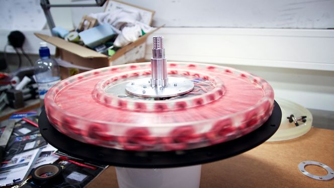 Motoren er full av viklede ledninger som fører en jevn tilførsel av strøm. Dette skaper et magnetfelt.