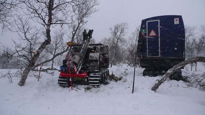 KJERNEBORING: Norwegian graphite borer etter grafittforekomster ved Jennestad, Sortland. Her er riggen i posisjon på første borehull ved Kovvatnet, Jennestad i Sortland.